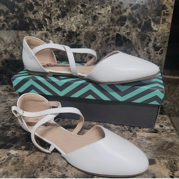 Trary White Women's Flats - Picture 5 of 5